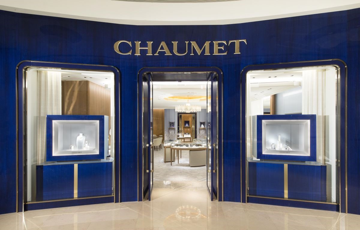 Chaumet 專賣店外觀以皇家藍為主體。 Chaumet 專賣店外觀以皇家藍為主體。